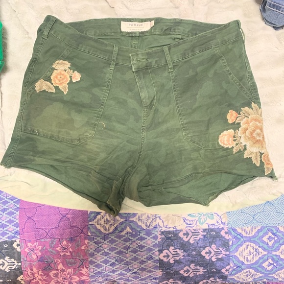 Torrid army floral shorts size 18 - Picture 2 of 3